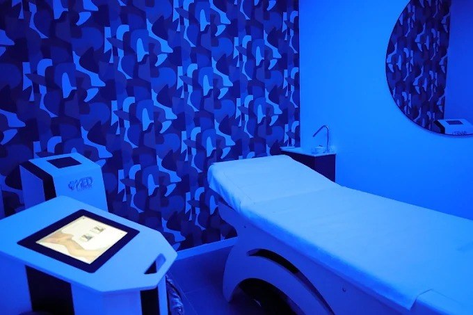 Cabina attrezzata con tecnologia laser per il corpo a Bari